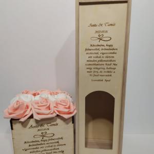 Szülőköszöntő bortartó és fa virágbox, választható színű rózsával