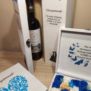 Szülőköszöntö bortartó és virágdoboz, kék