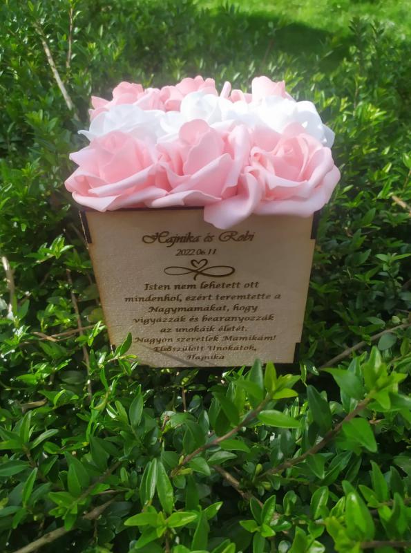 Fa virágbox, választható felirattal, választható színű habrózsával