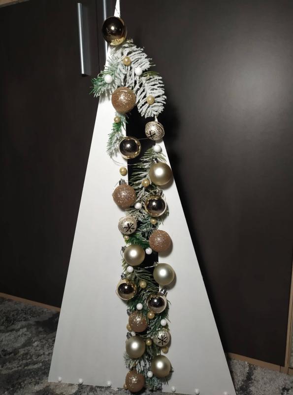 Fenyőfa fából, választható színű gömbökkel, arany