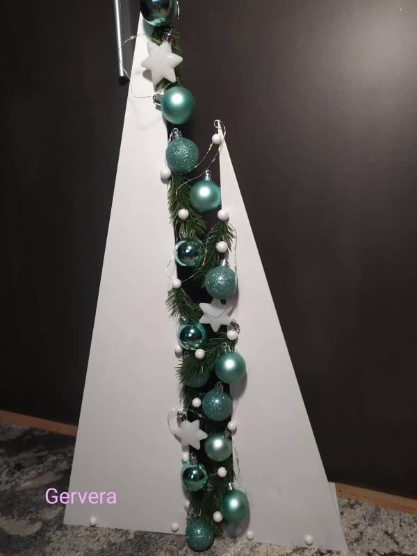 Fenyőfa fából, választható színű gömbökkel, menta