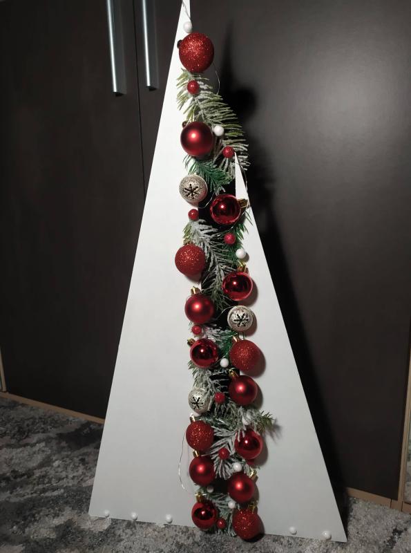 Fenyőfa fából, választható színű gömbökkel, piros