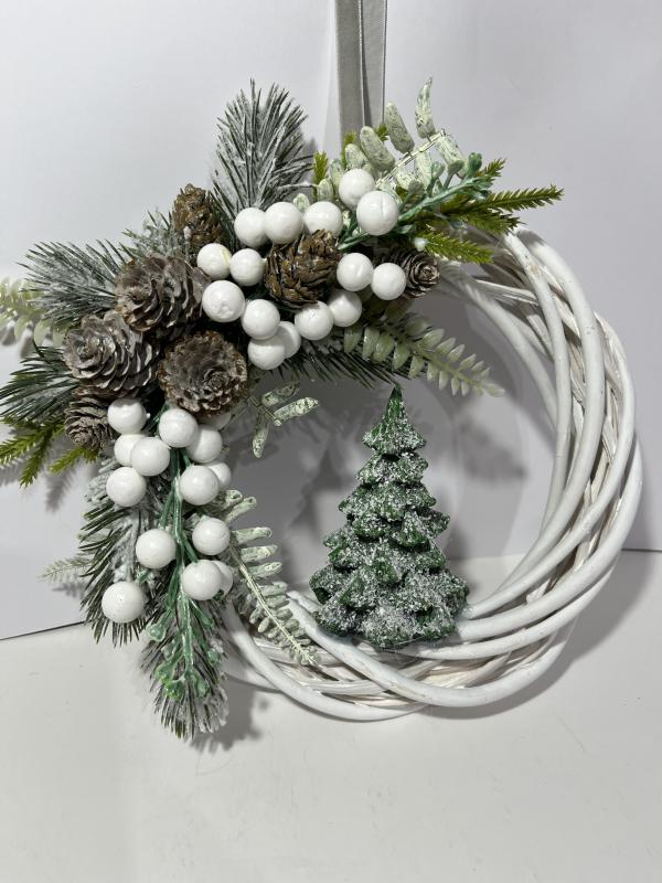 Karácsonyi, téli kopogtató, havas fenyőfa