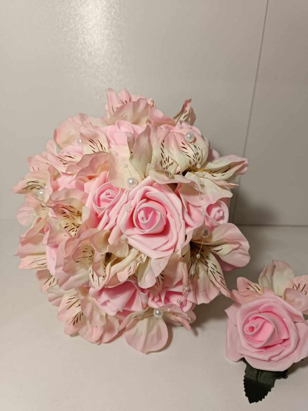 Rózsaszín, fehér menyasszonyi csokor, rózsából és alstroemeriából