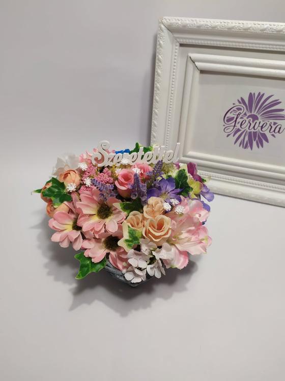 Színes virágok, szív alakú kosárban, szeretettel