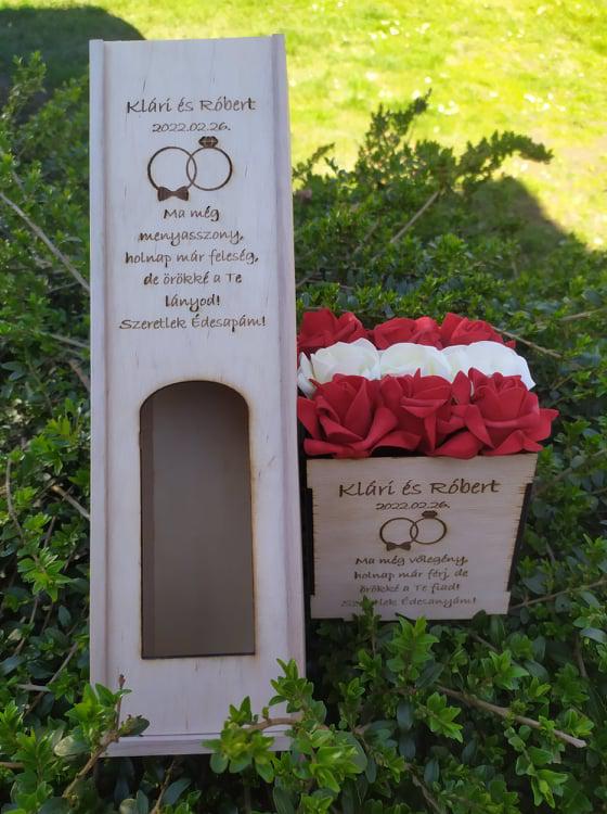 Szülőköszöntő bortartó és fa virágbox, gyűrű mintás, választható színű rózsával