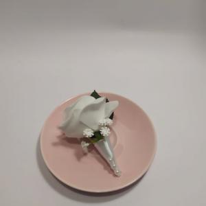 Fehér rózsa kitűző esküvőre, vőlegény, örömapa, tanú