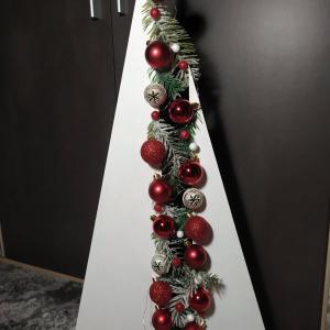 Fenyőfa fából, választható színű gömbökkel, piros