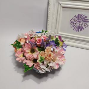 Színes virágok, szív alakú kosárban, szeretettel