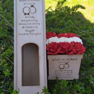 Szülőköszöntő bortartó és fa virágbox, gyűrű mintás, választható színű rózsával