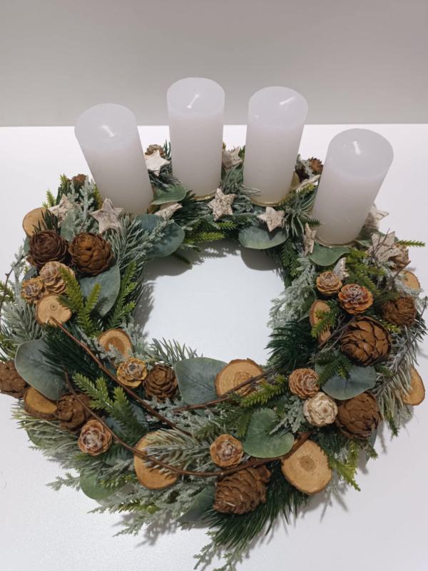 Tobozok adventi koszorú, karácsonyi asztaldísz