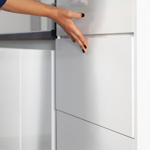 Push-open nyitású és fékes csukódású sín