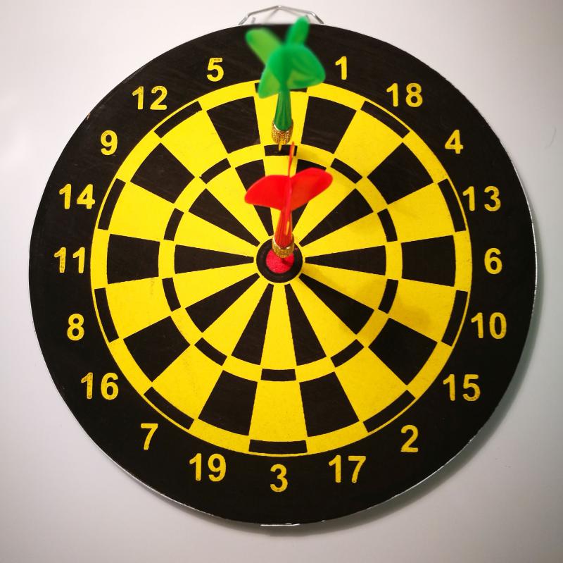 Darts tábla és 8 db nyíl.