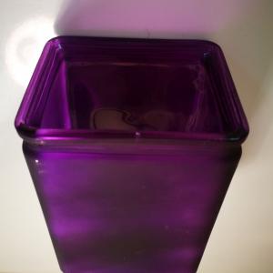 Üvegváza négyszögletes - lila színű.