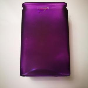 Üvegváza négyszögletes - lila színű.