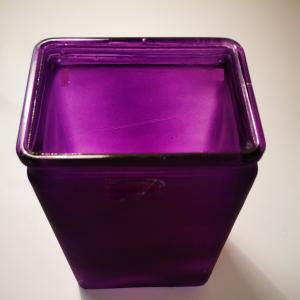 Üvegváza négyszögletes - lila színű.