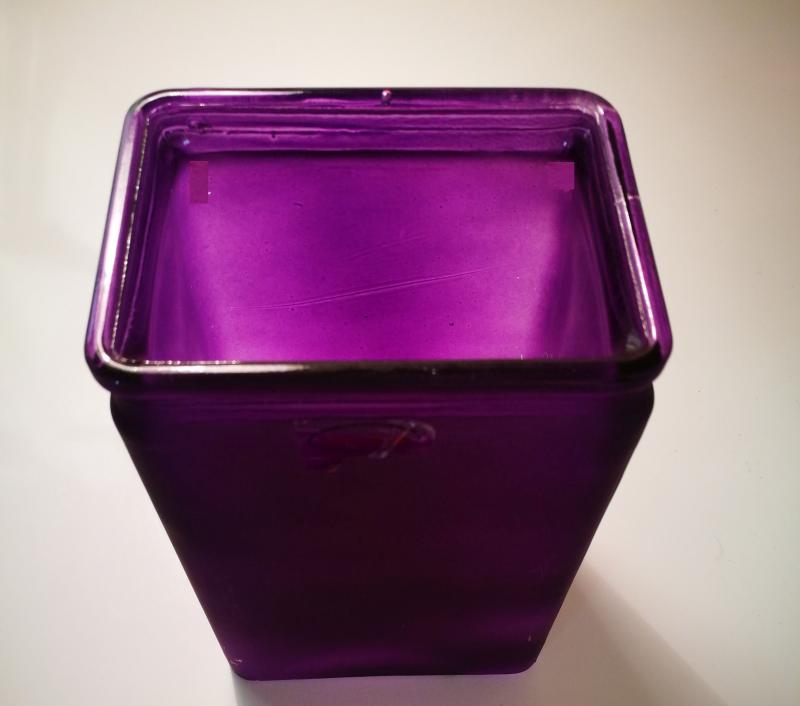 Üvegváza négyszögletes - lila színű.