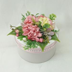 Virág dekorációk, díszített dobozok