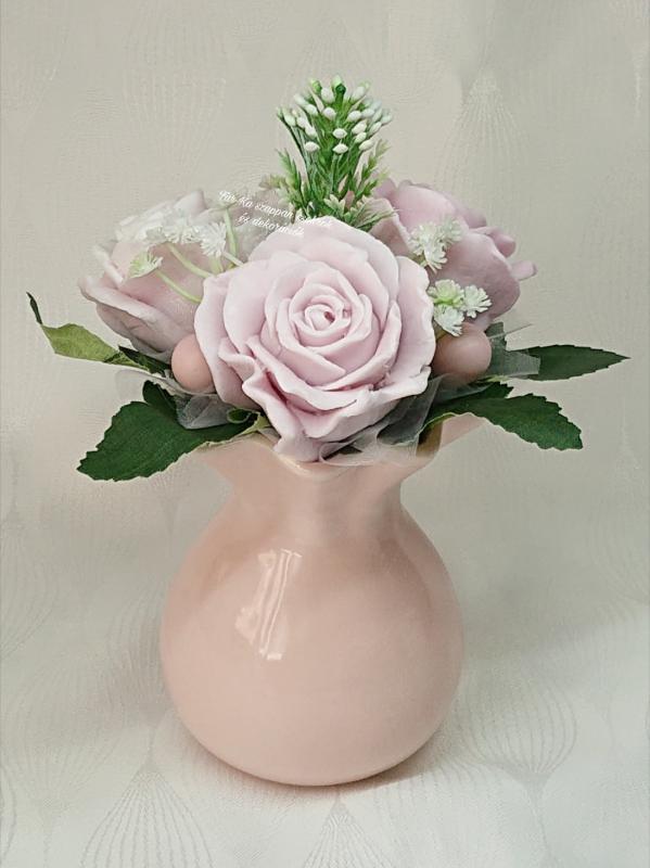 3 szál rózsa vázában