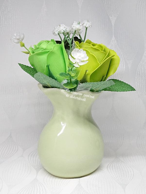 3 szál szappanrózsa vázában