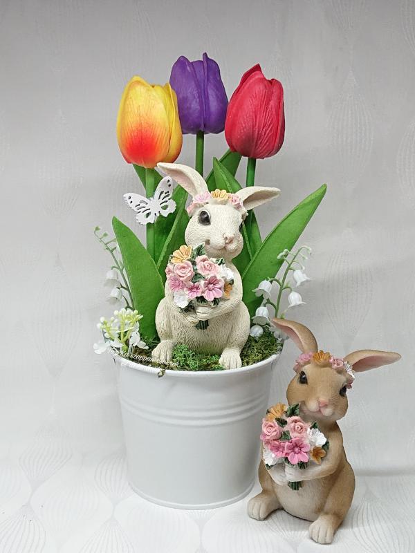 3 szálas élethű tulipánok fém vödörben fehér nyuszival