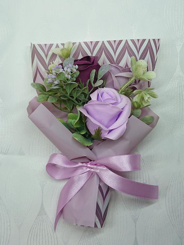 3 szálas szappanrózsa csokor díszdobozban