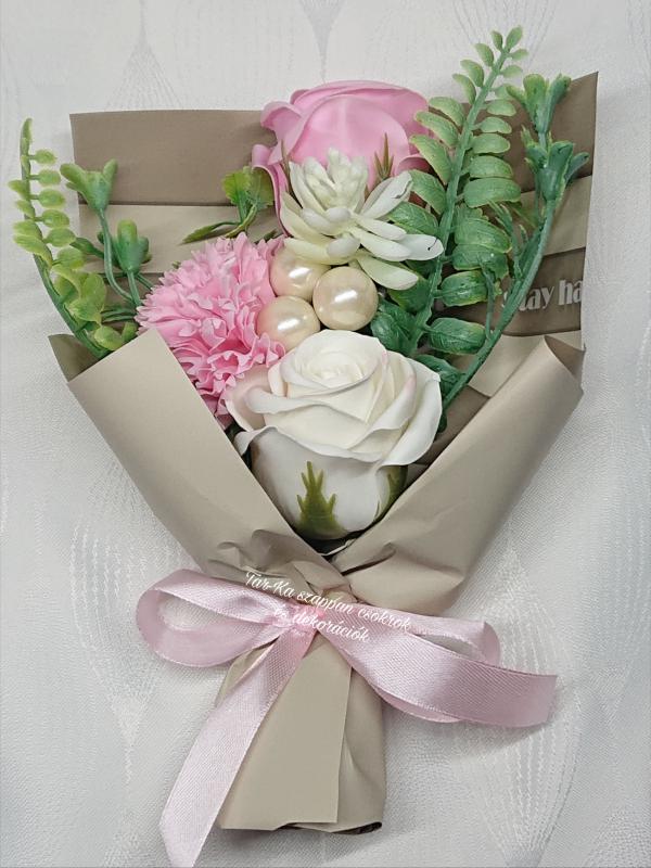 3 szálas szappanvirág csokor díszdobozban