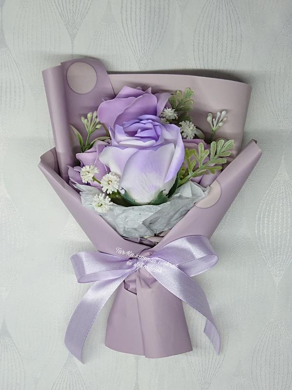 4 szálas szappanrózsa csokor fehér díszdobozban