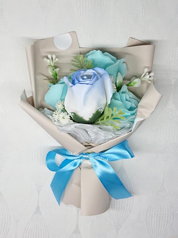 4 szálas szappanrózsa csokor fehér díszdobozban