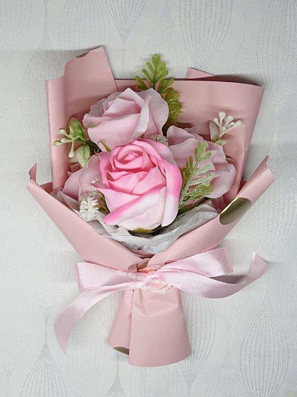 4 szálas szappanrózsa csokor fehér díszdobozban