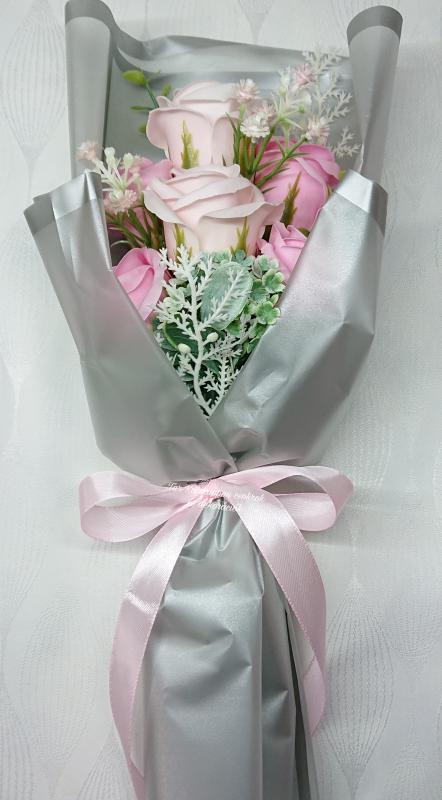 6 szálas szappanrózsa csokor díszdobozban