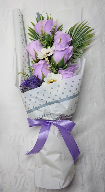 7 szálas szappanrózsa csokor margarétával díszdobozban