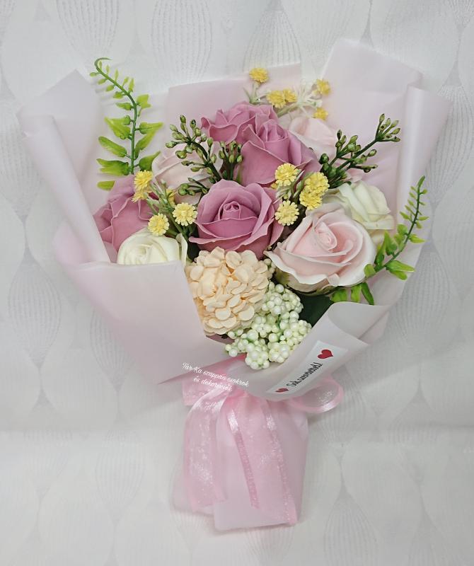 9 szálas szappanrózsa csokor átlátszó tasakban