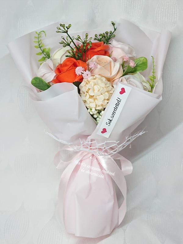 9 szálas szappanrózsa csokor átlátszó tasakban