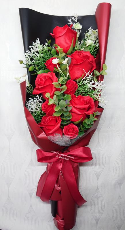 9 szálas vörös szappanrózsa csokor díszdobozban