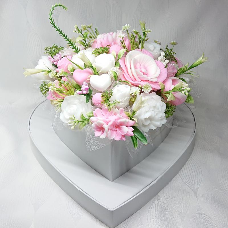 Akácvirág illatú óriás Nőnapi szappanvirág csokor szív formájú boxban