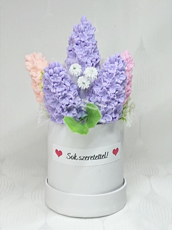 Anyák napi orgona szappanvirág csokor