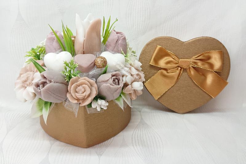 Barna - csokibarna - fehér szappanvirág csokrok szív formájú boxban