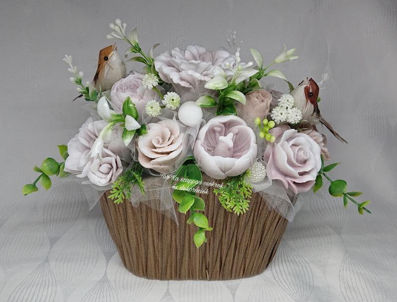 Barna-fehér szappanvirág csokor kismadarakkal