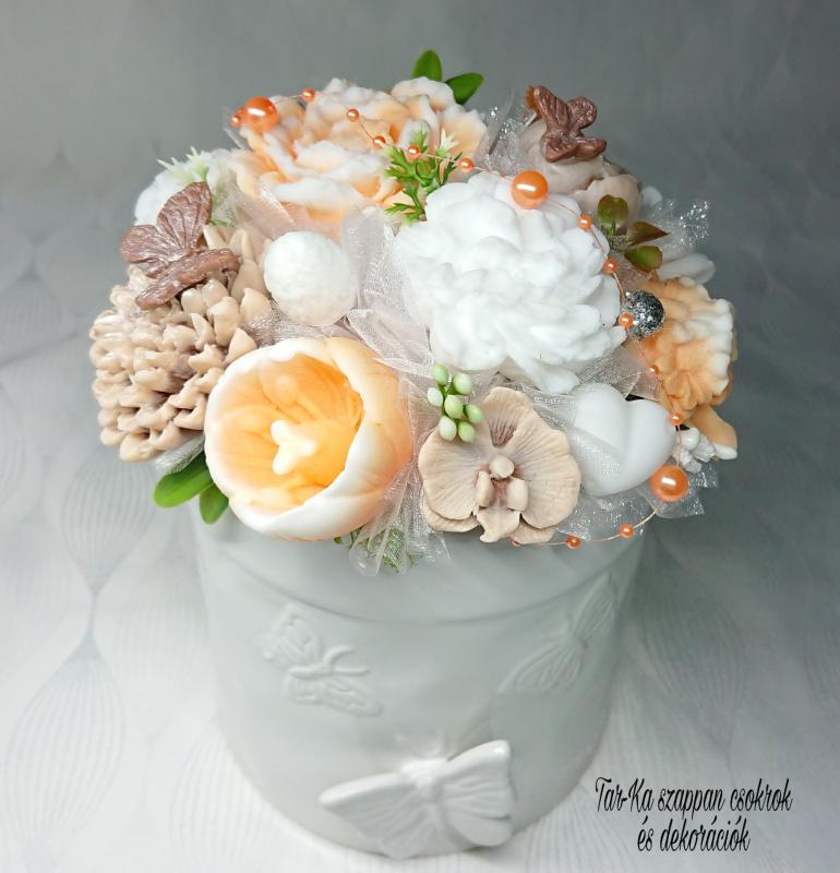 Barna - narancssárga - fehér illatos szappanvirág pillangós kaspóban