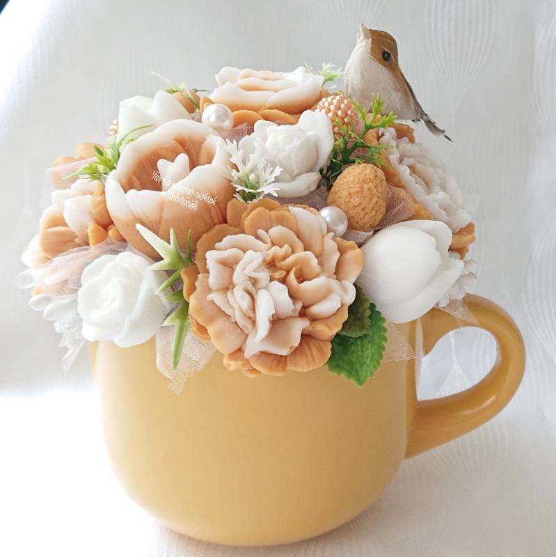 Egy bögre illatos szappan csokor kismadárral