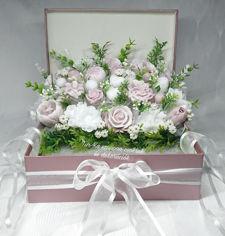 Esküvői pénzátadó illatos szappanvirág csokor