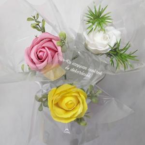 1 szál szappanrózsa különböző zöld díszítéssel