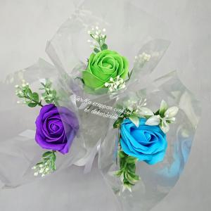 1 szál szappanrózsa különböző zöld díszítéssel vagy zöld levéllel