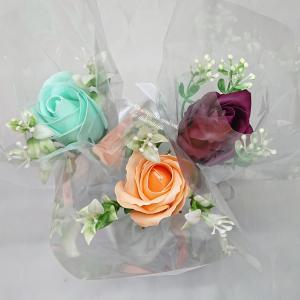 1 szál szappanrózsa különböző zöld díszítéssel vagy zöld levéllel
