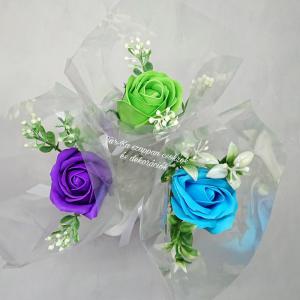 1 szál szappanrózsa különböző zöld díszítéssel vagy zöld levéllel