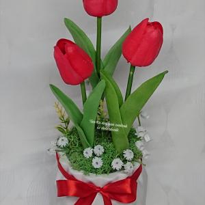 3 szál élethű tulipán csokor harangvirággal
