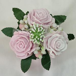 3 szál rózsa vázában