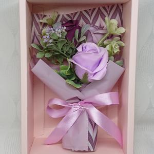3 szálas szappanrózsa csokor díszdobozban