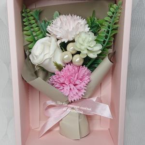 3 szálas szappanvirág csokor díszdobozban